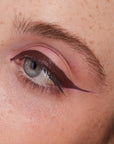 image d'un oeil ayant une ligne d'Eyeliner double embout ARTIST brun