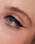 image d'un oeil ayant une ligne d'Eyeliner double embout ARTIST noir