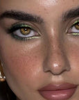 image d'un visage maquillé avec la Canadienne