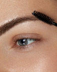 image stylo à sourcils 002 brun moyen sur un sourcil