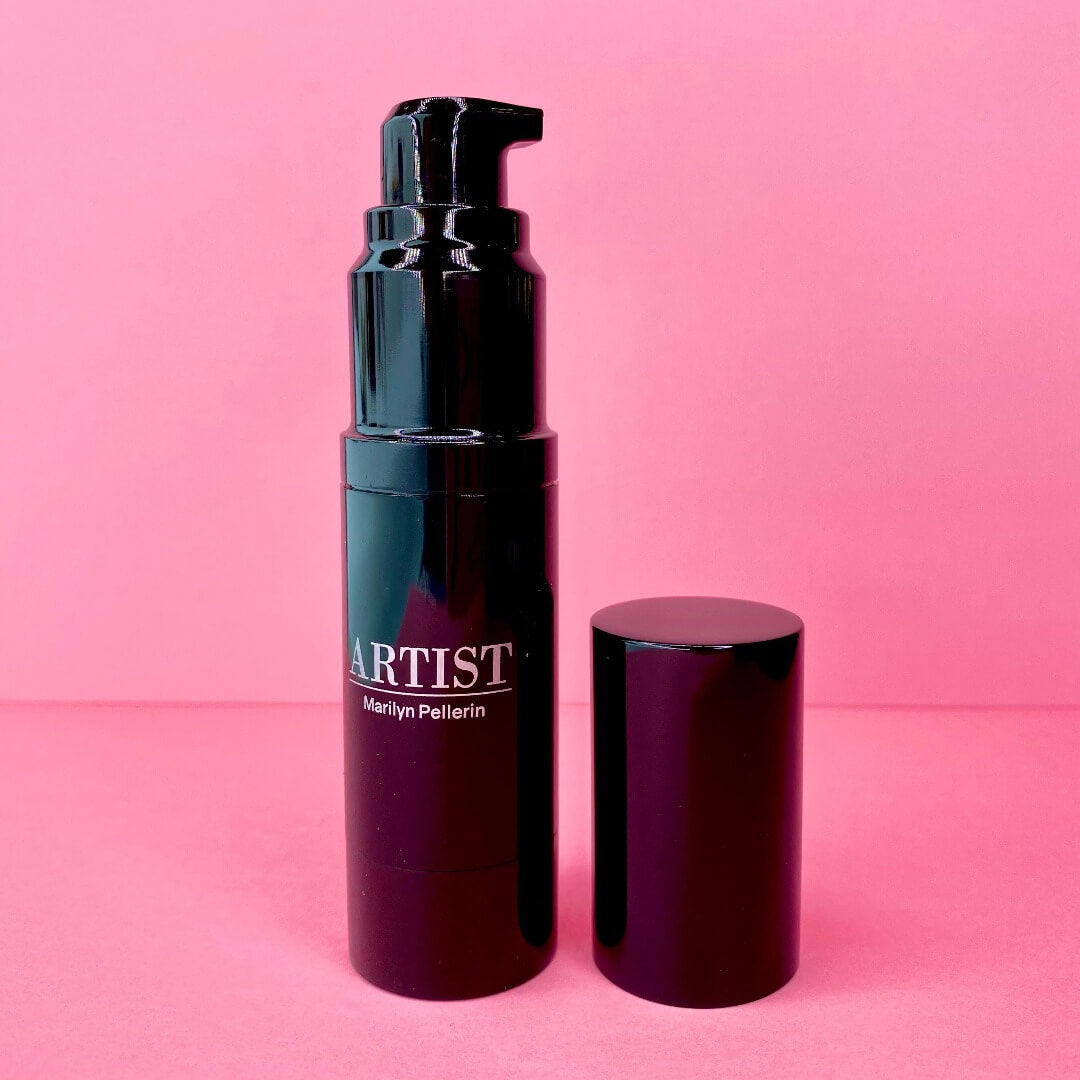 Image de la base de maquillage lissante ARTIST. Le flacon noir est circulaire et fonctionne grâce a une pompe.