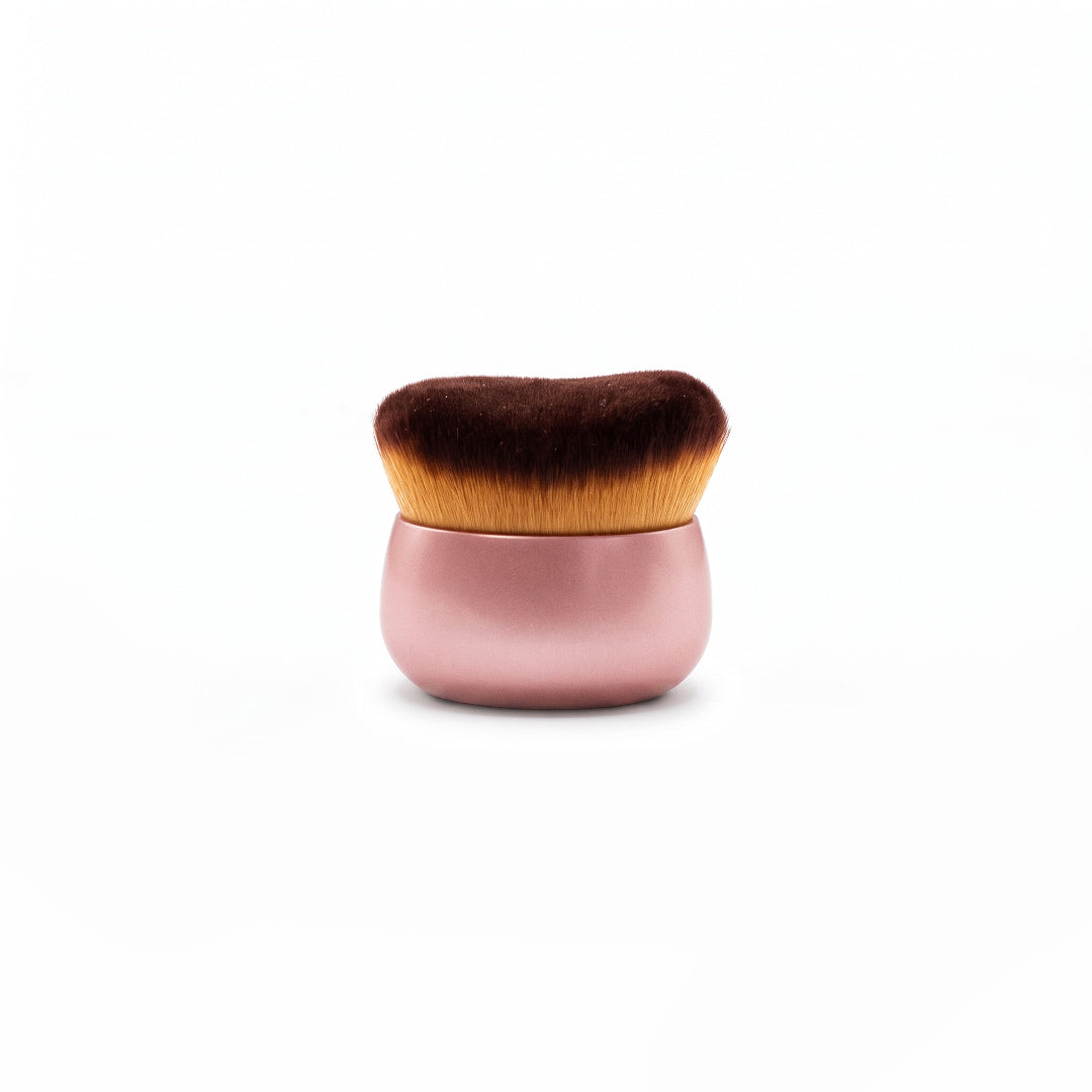 image de la brosse pour le corps produit crème sur fond blanc