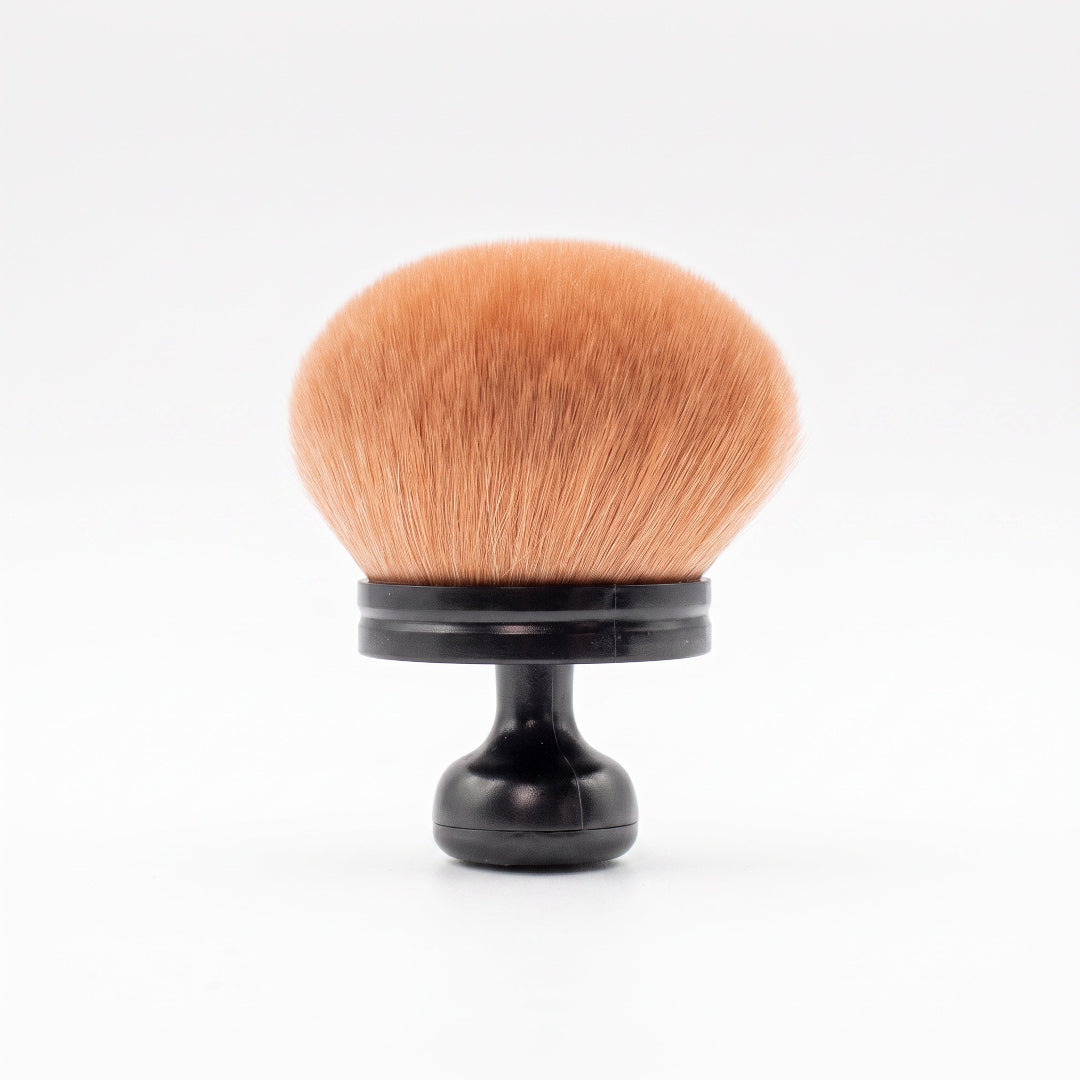 image de la brosse pour le corps sur fond blanc