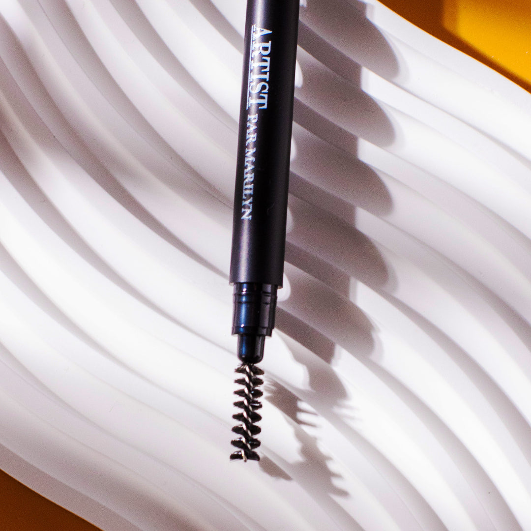 image de la brosse du crayon à sourcils automatique