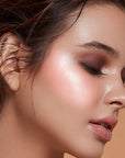image de l'illuminateur en crème ARTIST 55 sur un visage