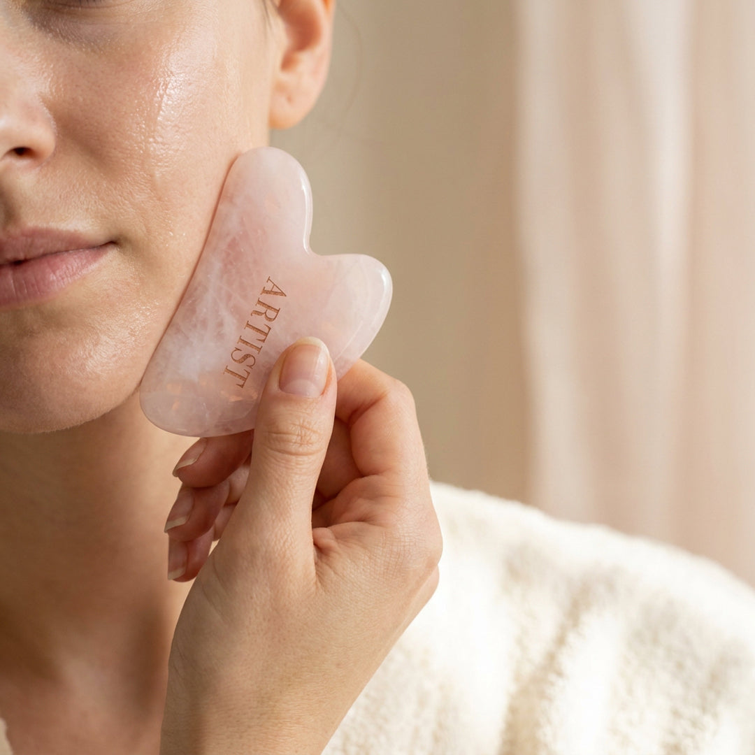image de la pierre Gua Sha sur un visage