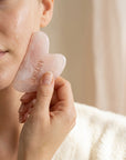 image de la pierre Gua Sha sur un visage