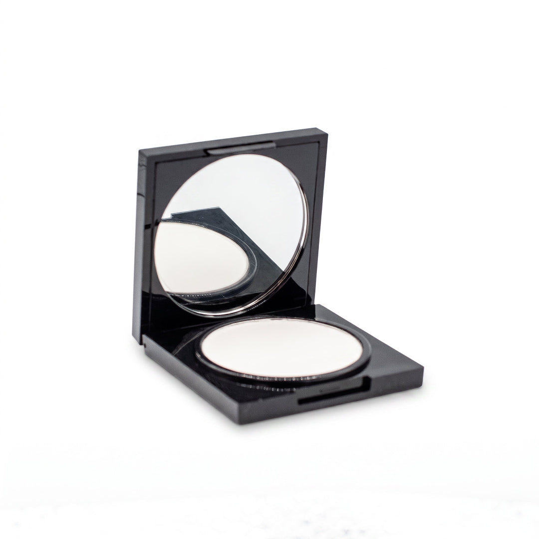 image de la poudre translucide compacte sur fond blanc