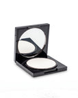 image de la poudre translucide compacte sur fond blanc