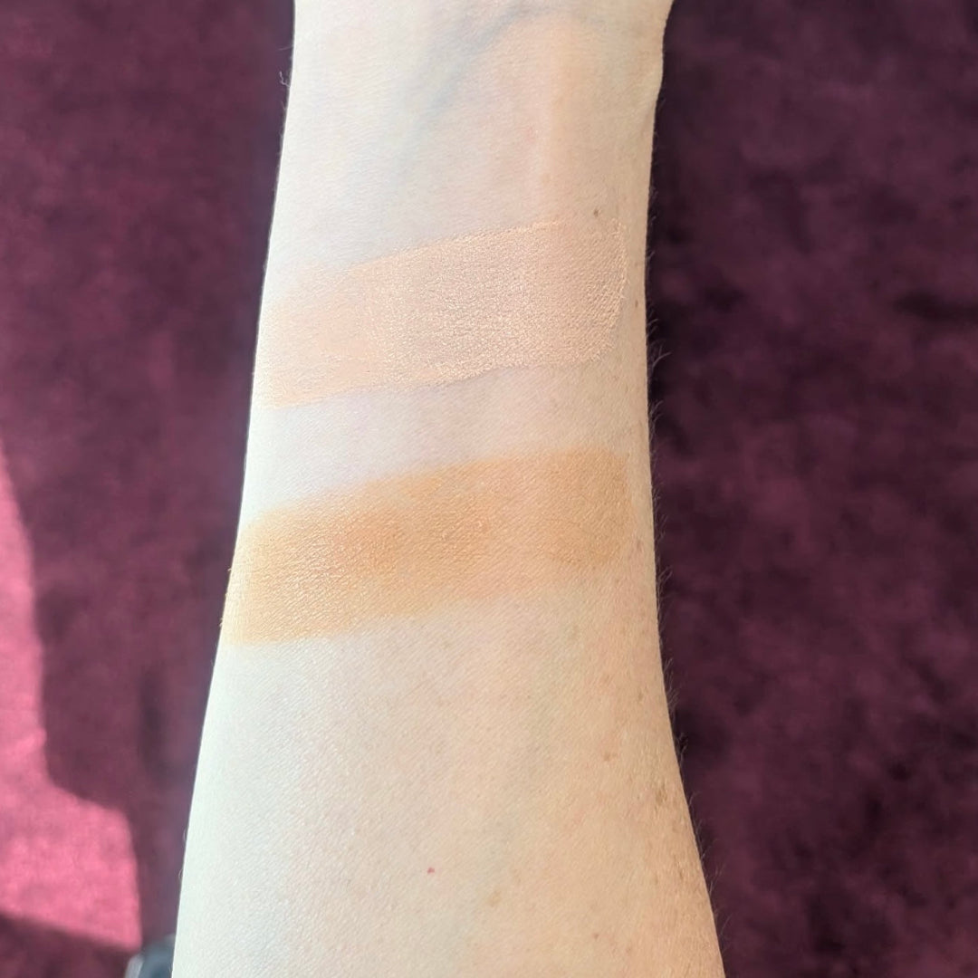 échantillon des deux couleurs de crème solaire teintée artist sur un bras