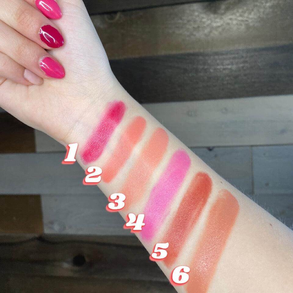 Image des swatchs sur l&#39;avant bras des fard à joues et lèvres en crème ARTIST