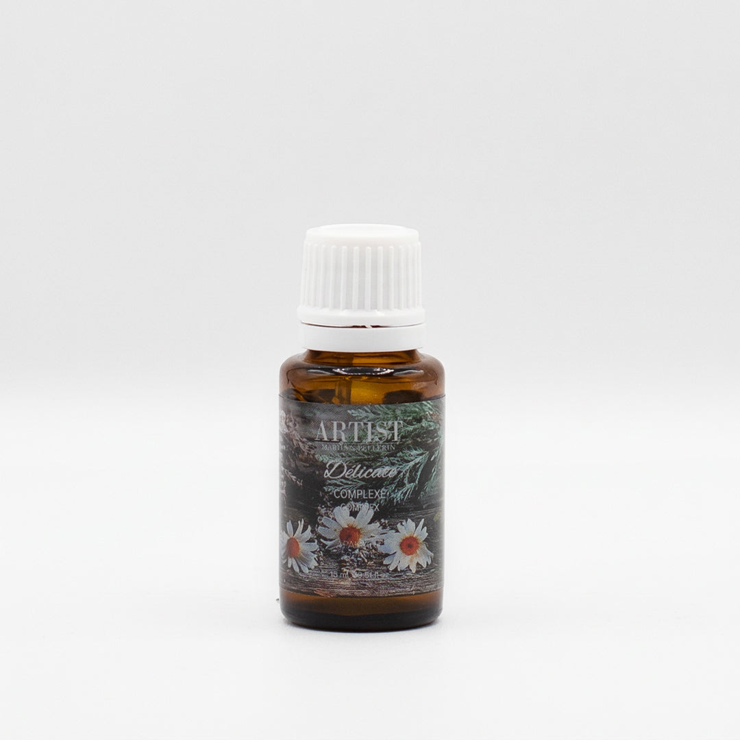 image de l'huile essentielle complexe delicate sur fond blanc