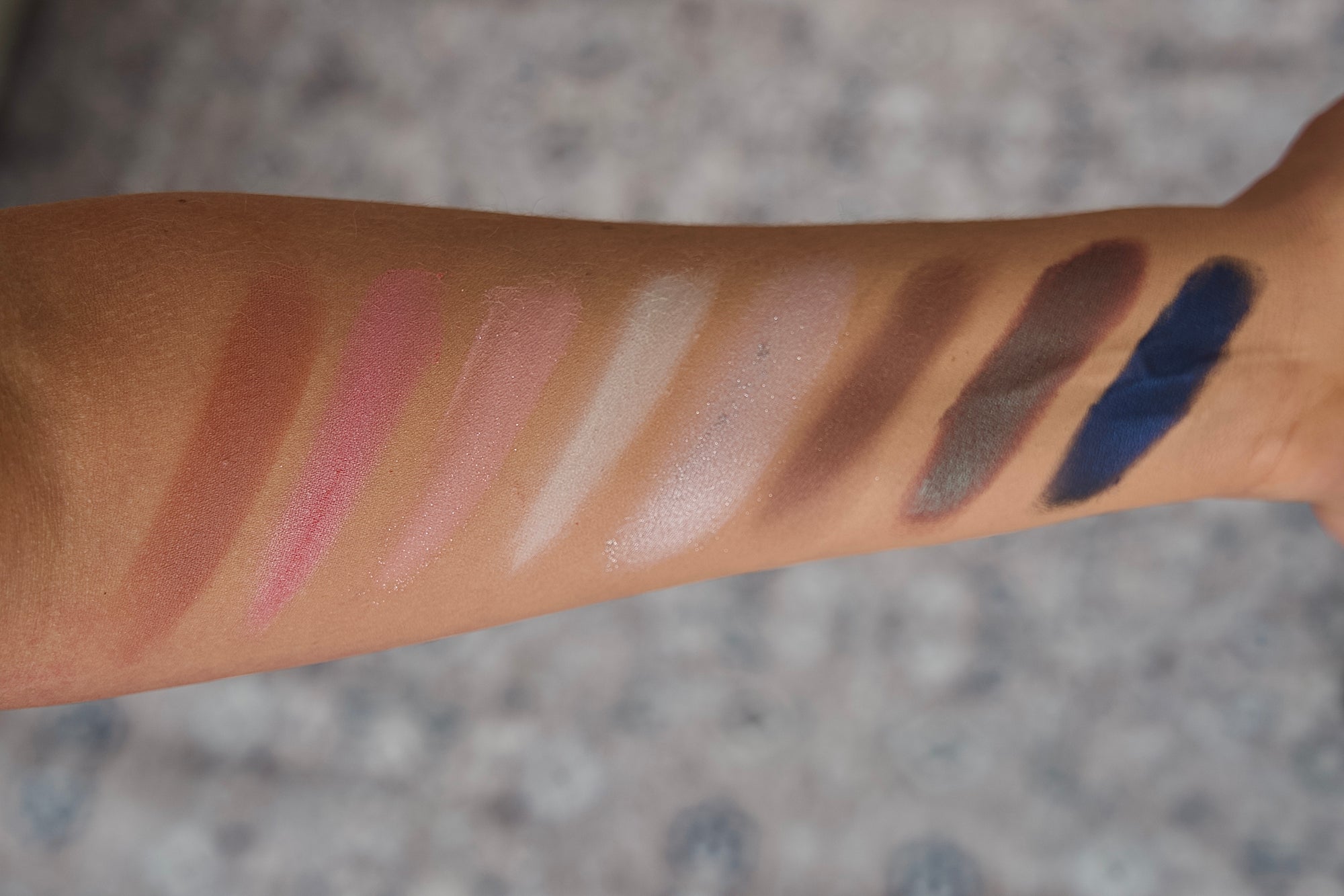 image des échantillons de couleurs de la palette sur un bras