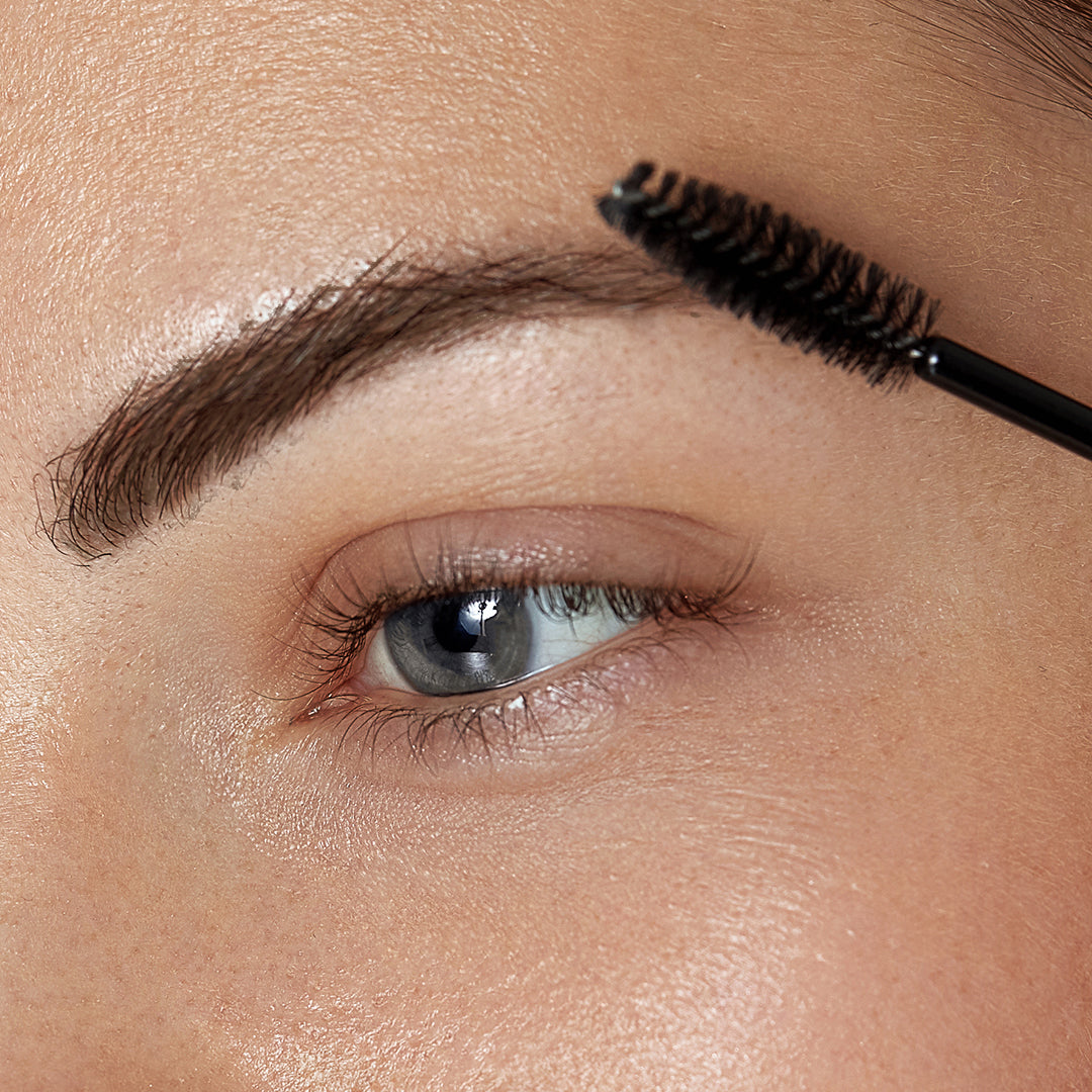 image stylo à sourcils 002 brun moyen sur un sourcil