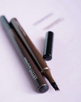 image d'un stylo à sourcils ouvert